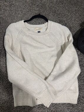 Universal Thread Cream Crewneck Sweater